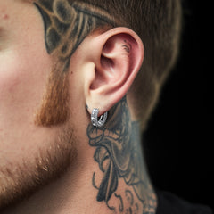 Brincos de argola Huggie com caveira de zircônia cúbica para homens