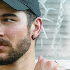 Brincos de argola Huggie pretos de prata esterlina para homens e mulheres 10 mm