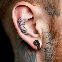 Brincos de pino estilo huggie com caveira gótica e meio círculo, joias para homens e mulheres