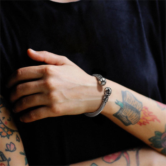 Pulseira ajustável com punho de caveira