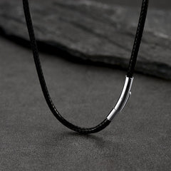 Conjunto de pulseira e colar com corrente de couro trançado