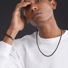 Conjunto de pulseira e colar com corrente de couro trançado