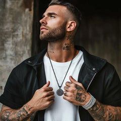 Colar de Moedas de Lobo Viking Masculino com Runas