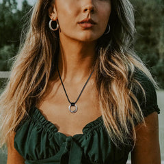 Colar de couro Viking Mobius Circle ajustável com corrente de couro masculino