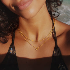 Colares em camadas com a letra inicial AZ para mulheres