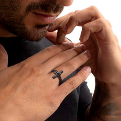 Anel masculino com crucifixo e cruz de Jesus cristão