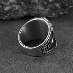 Anel de aço inoxidável com safira azul e olho que tudo vê