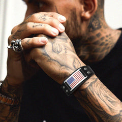 Pulseira de couro com bandeira americana preta