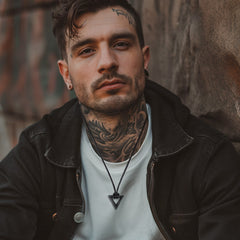 Colar Triângulo Viking Mobius com Corrente de Couro Trançado Ajustável