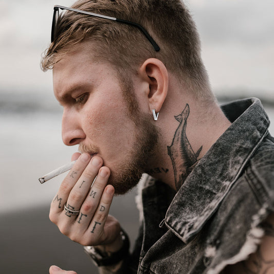 Brincos de argola triangulares com zircônia cúbica e runas vikings para homens
