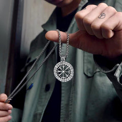 Colar com pingente de bússola Vegvisir com runas vikings para homens