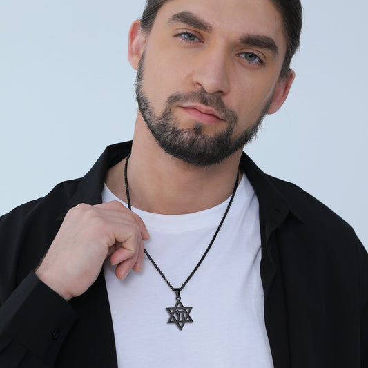 Colar Masculino com Letra Hebraica Estrela de David
