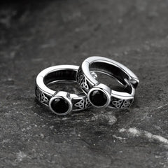 Brincos de argola Huggie com nó celta de ônix preto para homens