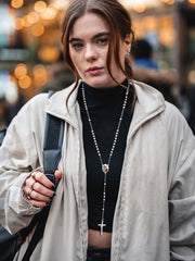 Rosário personalizado com contas em cruz e colar com imagem feminina e masculina