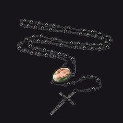 Rosário personalizado com contas em cruz e colar com imagem feminina e masculina