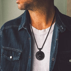 Colar com Medalha de Lobo Viking e Runas, Joia Masculina