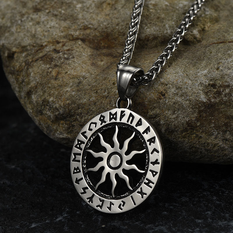 Colar com pingente de runa da roda solar viking masculino