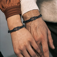 Pulseira de corrente cubana com nó de amor infinito