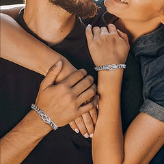 Pulseira de corrente cubana com nó de amor infinito