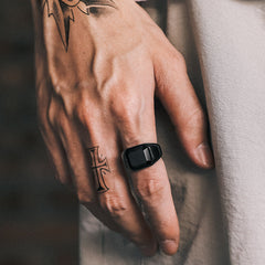 Anel de sinete de ônix preto gravado masculino