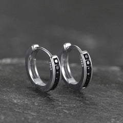 Brincos de argola Huggie de ônix preta e prata esterlina para homens e mulheres