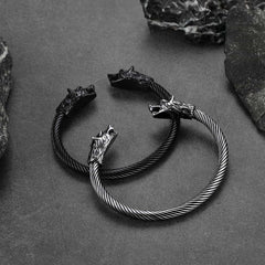 Pulseira com anel e punho de cabeça de lobo viking