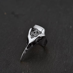 Anel de caveira de corvo viking com nó celta masculino