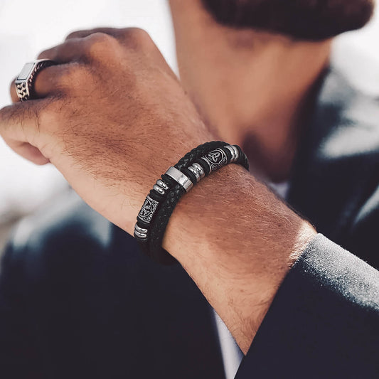 Pulseira Viking de Couro Trançado Gravado em Preto