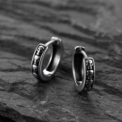 Brincos de argola Huggie com caveira gótica para homens e mulheres