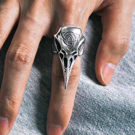 Anel de caveira de corvo viking com nó celta masculino