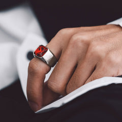 Anel masculino moderno com gravação de pedra preciosa CZ