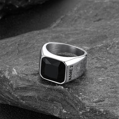 Anel masculino moderno com gravação de pedra preciosa CZ