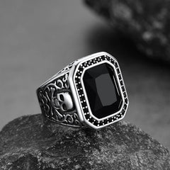 Anel de sinete masculino com caveira gótica e pedra ônix preta