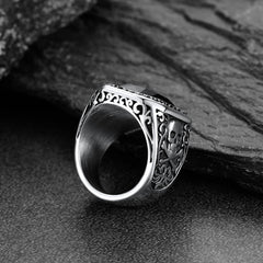 Anel de sinete masculino com caveira gótica e pedra ônix preta