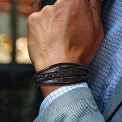 Pulseira de couro trançado com cruz de rosa negra cristã
