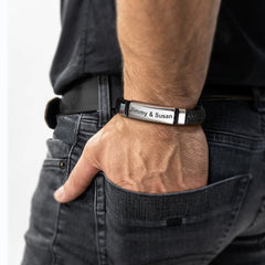 Individuell geflochtenes schwarzes graviertes Lederarmband