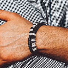 Pulseira de presente com punho de couro trançado preto gravado