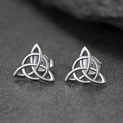 Brincos de pino de triquetra celta de prata esterlina para mulheres