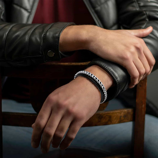 Personalisiertes schwarzes geflochtenes Lederarmband mit Manschettenkette für Sohn