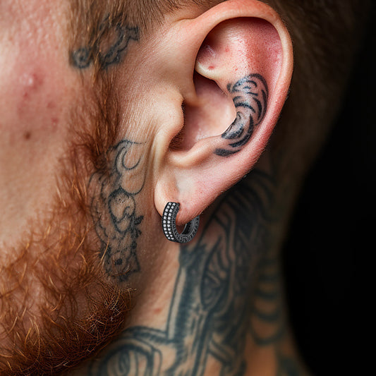 Brincos de argola Huggie com runas Viking, prata esterlina, zircônia cúbica e runas Viking para homens