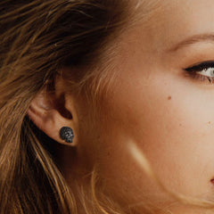 Brincos de caveira flamejante gótica para homens