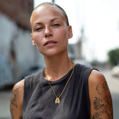 Colar com corrente inicial e letras em formato de bolha de zircônia cúbica dourada e caixa de rolo para mulheres