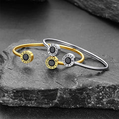 Pulseiras com pedras de nascimento e algarismos romanos
