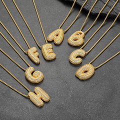 Colar com corrente inicial e letras em formato de bolha de zircônia cúbica dourada e caixa de rolo para mulheres