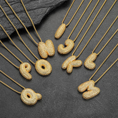 Colar com corrente inicial e letras em formato de bolha de zircônia cúbica dourada e caixa de rolo para mulheres