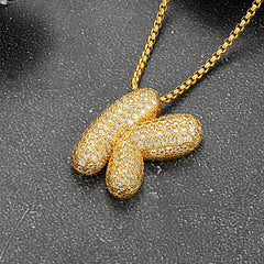 Colar com corrente inicial e letras em formato de bolha de zircônia cúbica dourada e caixa de rolo para mulheres