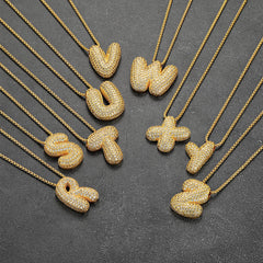 Colar com corrente inicial e letras em formato de bolha de zircônia cúbica dourada e caixa de rolo para mulheres