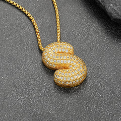 Colar com corrente inicial e letras em formato de bolha de zircônia cúbica dourada e caixa de rolo para mulheres