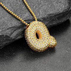 Colar com corrente inicial e letras em formato de bolha de zircônia cúbica dourada e caixa de rolo para mulheres