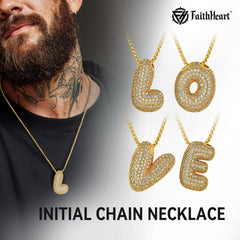 Colar com corrente inicial e letras em formato de bolha de zircônia cúbica dourada e caixa de rolo para mulheres